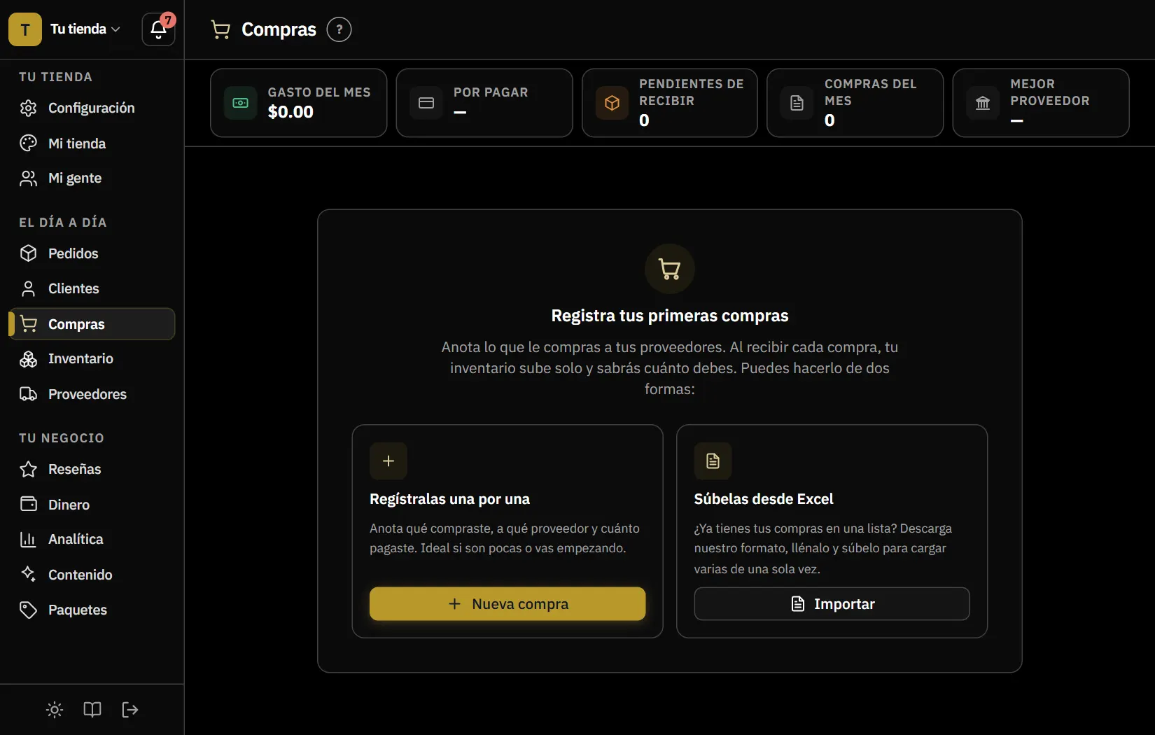 Pantalla de Compras en tema oscuro, con sus cifras arriba (gasto del mes, por pagar, pendientes de recibir) y las dos formas de registrar compras: una por una o subiéndolas desde Excel.