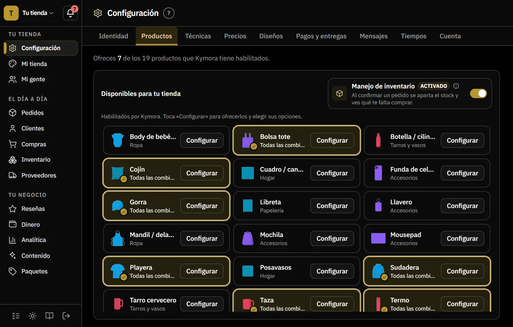 Productos en Configuración, en tema oscuro: los productos que Kymora tiene habilitados con los que ofreces marcados, el botón Configurar de cada uno y el interruptor del manejo de inventario.
