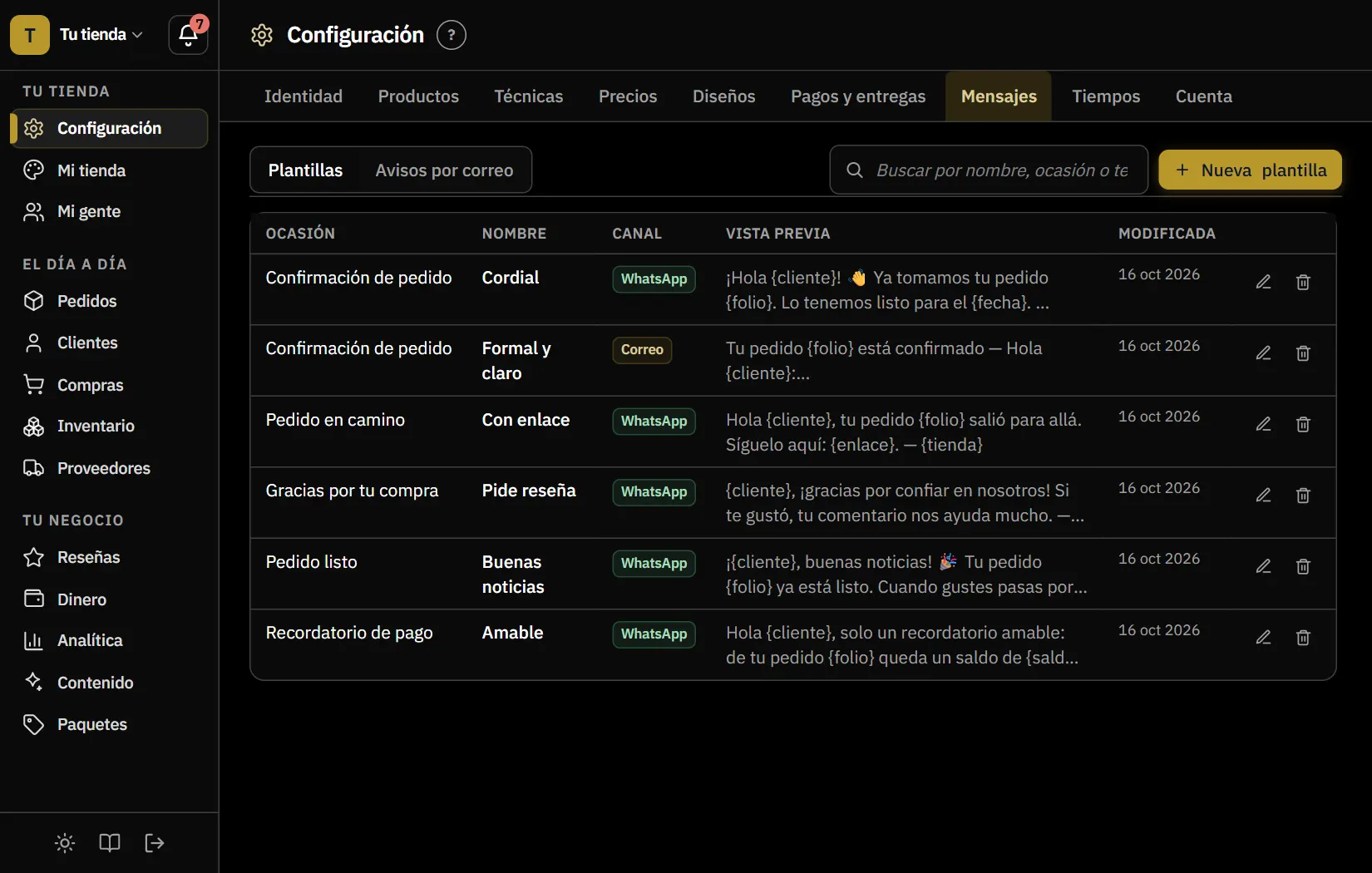 Mensajes en Configuración, en tema oscuro: plantillas listas para escribirle a tu cliente por WhatsApp o correo, como confirmación de pedido, pedido listo y recordatorio de pago.