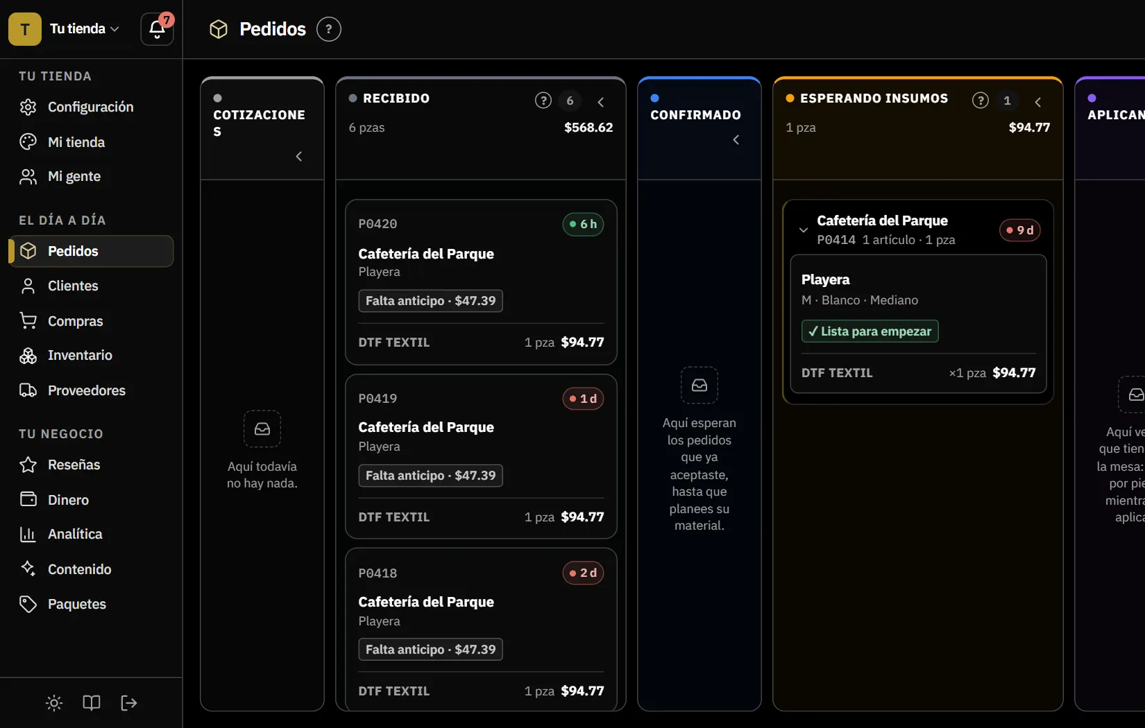 Tablero de Pedidos en tema oscuro, con una columna por etapa (Cotizaciones, Recibido, Confirmado, Esperando insumos) y una tarjeta por pedido con su cliente, el anticipo que falta y su precio.