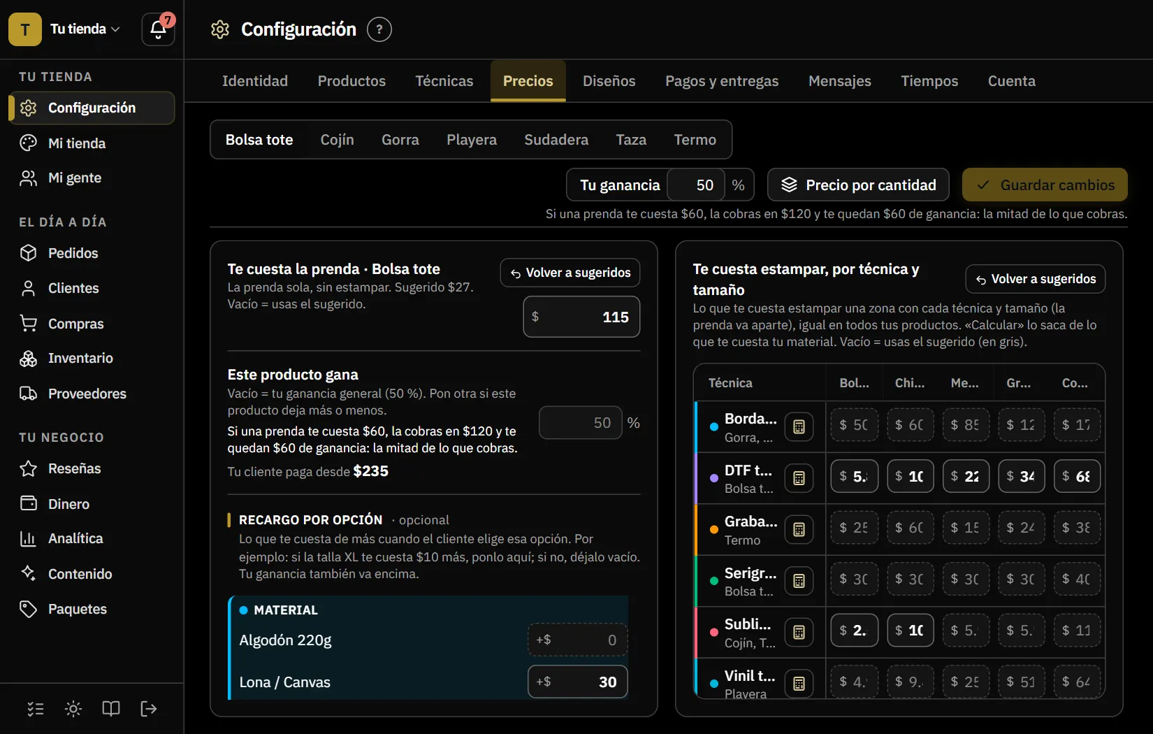 Pantalla de Precios en Configuración, en tema oscuro: tu ganancia general en 40 %, lo que te cuesta la prenda y cada estampado por técnica y tamaño, y el precio que pagaría tu cliente.